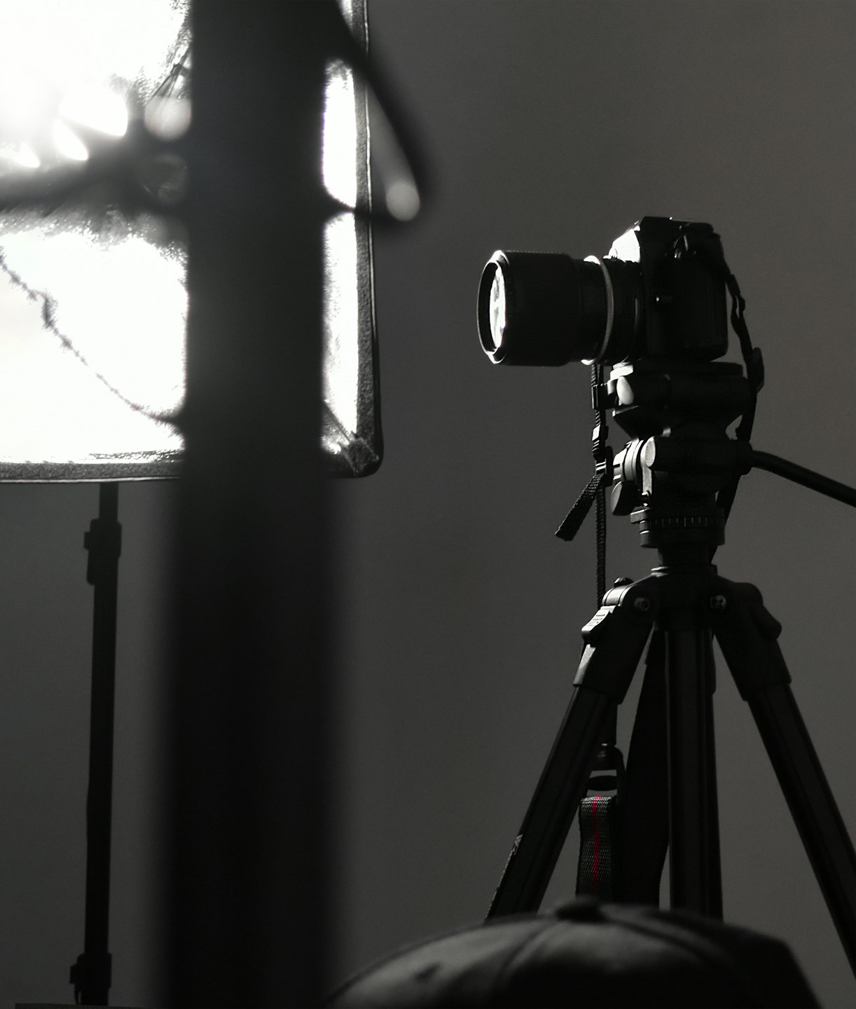 Professionelle Kamera und Softbox in einem Fotostudio.